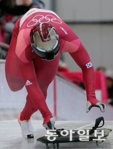 윤성빈이 2018 평창겨울올림픽에서 아이언맨 헬멧을 쓰고 스타트를 하고 있다. 윤성빈은 아시아선수로는 최초로 썰매 종목 금메달을 따냈다. 동아일보 DB