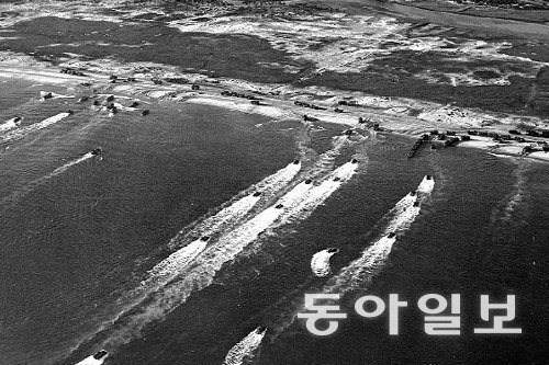 1950년 10월 원산에 상륙하는 미 해군 등 유엔 각 국의 선박이 원산항으로 들어가고 있다.