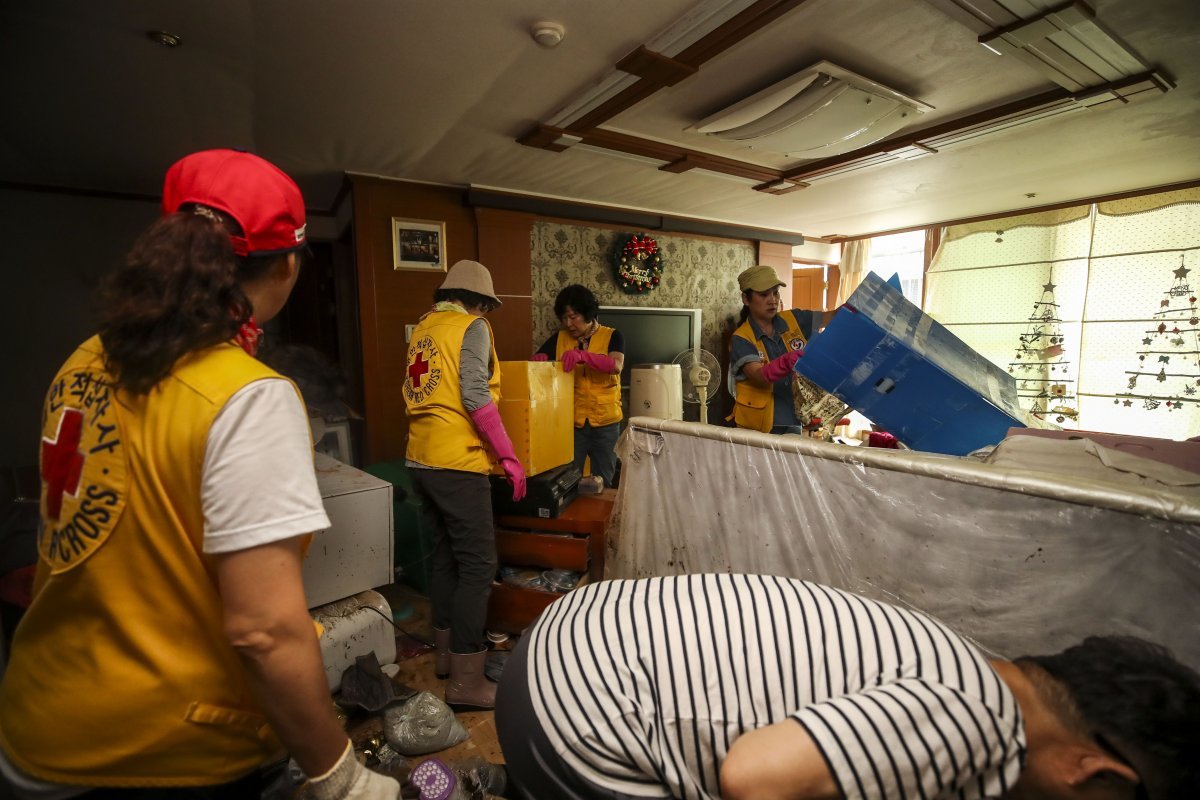 자원봉사자들 복구 구슬땀 폭우로 침수됐던 충남 공주시 옥룡동의 한 주택에서 이날 대한적십자사 자원봉사자와 주민들이 복구 작업을 벌이고 있다. 공주=뉴시스