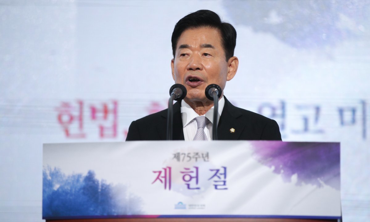 김진표 국회의장이 17일 서울 여의도 국회에서 열린 제75주년 제헌절 경축식에서 경축사를 하고 있다. 사진공동취재단