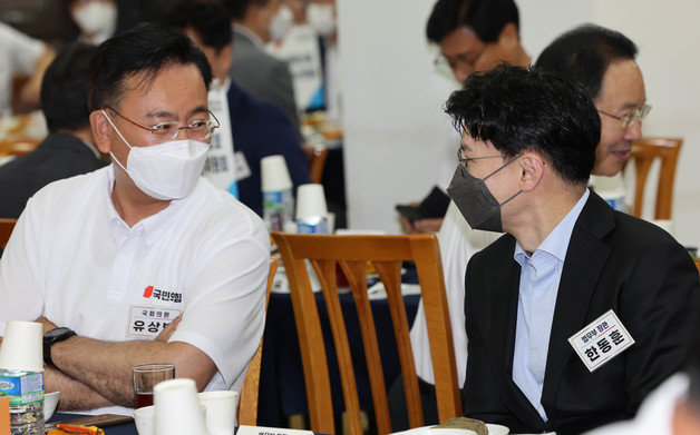 유상범 국민의힘 수석대변인과 한동훈 법무부 장관이 지난해 8월25일 오후 충남 천안시 동남구 재능교육연수원에서 열린 2022 국민의힘 연찬회에서 대화하고 있다. (공동취재) 2022.8.25