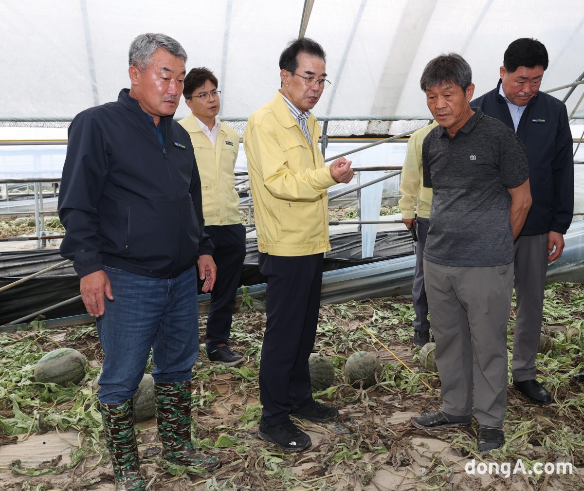 이성희 농협중앙회장이 17일 충남지역을 방문해 집중호우로 인한 피해상황을 점검하고 범농협 차원의 피해복구 대책을 논의하고 있다.