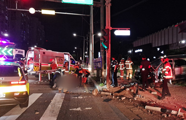 지7월7일 오후 9시 15분쯤 인천시 남동구 소래포구 사거리 인근 도로에서 40대 남성 A씨가 몰던 SUV가 인도를 걷고 있던 B씨(40대)를 치었다. 소방과 경찰관들이 사고 수습을 하고 있다. (인천소방본부 제공)2023.7.8/뉴스1