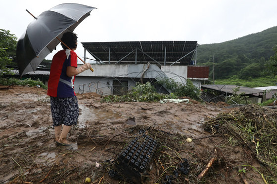 18일 경북 예천군 용문면 사부2리에서 한 주민이 흘러내린 토사로 접근이 어려워진 집을 바라보고 있다. 이 마을에서는 지난 15일 새벽 집중호우와 산사태로 2명이 숨졌다. 2023.7.18/뉴스1