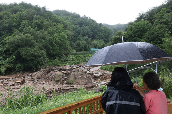 18일 경북 예천군 용문면 사부2리에서 주민이 인명피해가 발생한 장소를 바라보며 안타까워하고 있다. 이 마을에서는 지난 15일 새벽 집중호우와 산사태로 2명이 숨졌다. 2023.7.18/뉴스1
