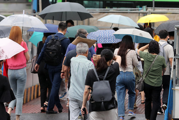 장맛비가 내리고 있는 18일 오전 서울 중구 서울역에서 우산을 챙기지 못한 시민들이 서둘러 발걸음을 옮기고 있다. 2023.7.18/뉴스1