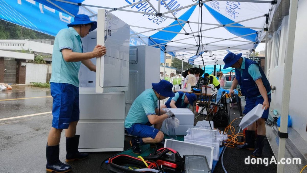 삼성전자서비스 임직원이 침수된 냉장고를 세척하는 모습. 삼성전자 제공