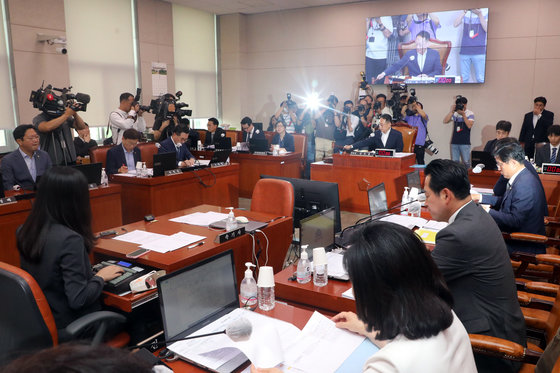 김도읍 국회 법사위원장이 17일 오후 서울 여의도 국회에서 열린 법제사법위원회 전체회의에서 의사봉을 두드리고 있다. 2023.7.17 뉴스1