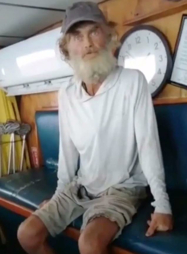 태평양에서 2달동안 표류하다가 구출된 팀 섀독(51). @RobRobbEdwards 트위터 캡처