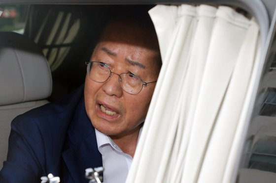 홍준표 대구시장이 17일 오후 서울 여의도 국회에서 윤재옥 국민의힘 원내대표와 면담을 마친 후 취재진 질문에 답하고 있다. ⓒ News1