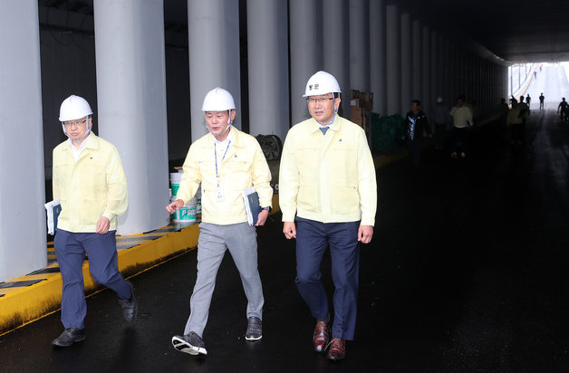 강병삼 제주시장이 지난 6월21일 오전 제주국제공항 입구 교차로 일대에서 공항로 지하차도 건설 현장을 점검하고 있다. (제주시 제공) 2023.6.21