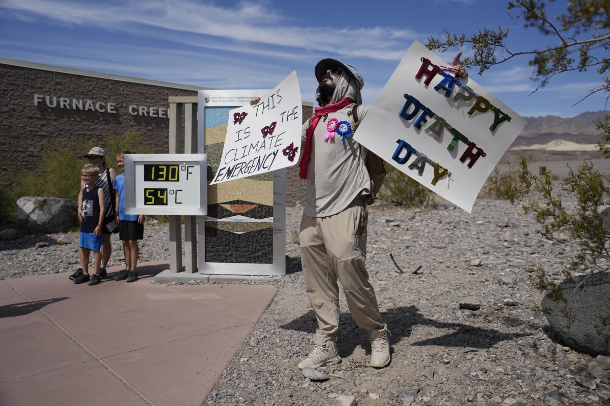 16일(현지시각) 미 캘리포니아주 데스밸리 국립공원에서 ‘기후 위기’라고 쓰인 손팻말을 든 남성이 54도를 가리키는 온도계 옆에서 일인 시위를 하고 있다. 캘리포니아=AP 뉴시스