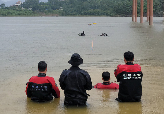 17일 오후 전북 임실군 옥정호에서 전북소방본부 대원들이 실종자 3일차 수색을 진행하고 있다. 소방당국에 따르면 A씨는 지난 15일 오후 옥정호에 수영을 하겠다며 나선 뒤 연락이 닿지 않고 있다.(전북소방본부 제공)2023.7.17/뉴스1