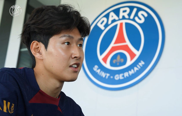 이강인이 파리 생제르맹(PSG) 첫 팀훈련을 소화했다. PSG는 12일(이하 한국시간) 구단 공식 SNS를 통해 “PSG에서 이강인의 첫 발걸음과 첫 집단 훈련”이라며 1분 30초 남짓의 영상을 공개했다. PSG 구단 영상 캡처 2023.7.12 뉴스1