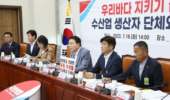 성일종 국민의힘 우리바다 지키기 검증 TF 위원장이 18일 오후 서울 여의도 국회에서 수산업 생산자 단체와의 간담회를 하고 있다. 2023.7.18/뉴스1