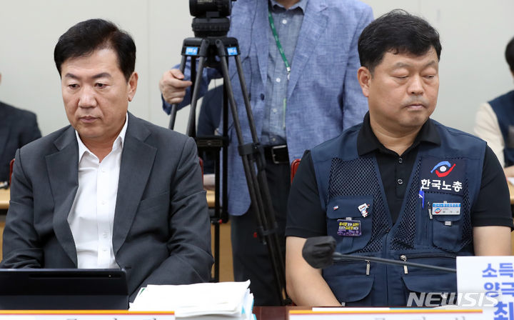 18일 세종시 정부세종청사에서 열린 최저임금위 14차 전원회의에 참석한 류기정 사용자위원(왼쪽)과 류기섭 근로자위원.