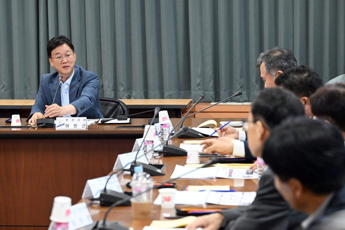 이민근 경기 안산시장이  ‘경기경제자유구역 추가지정 개발계획 수립’ 추진보고회에서 경제자유구역에 대한 기관들의 협조를 당부하고 있다. 안산시 제공