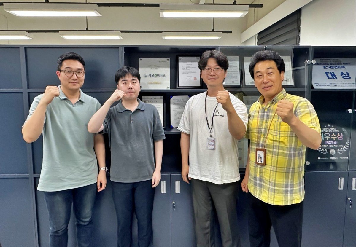 네오켄바이오 임직원과 함정엽 대표. 출처=IT동아