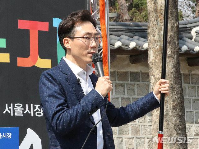 술에 취한 여성을 성추행했다는 혐의를 받는 오태양 미래당 전 대표가 18일 구속됐다. 사진은 지난 2021년 3월25일 서울시장 보궐선거 후보 시절 서울 덕수궁 대한문 앞에서 선거유세를 하는 모습. 2021.03.25.