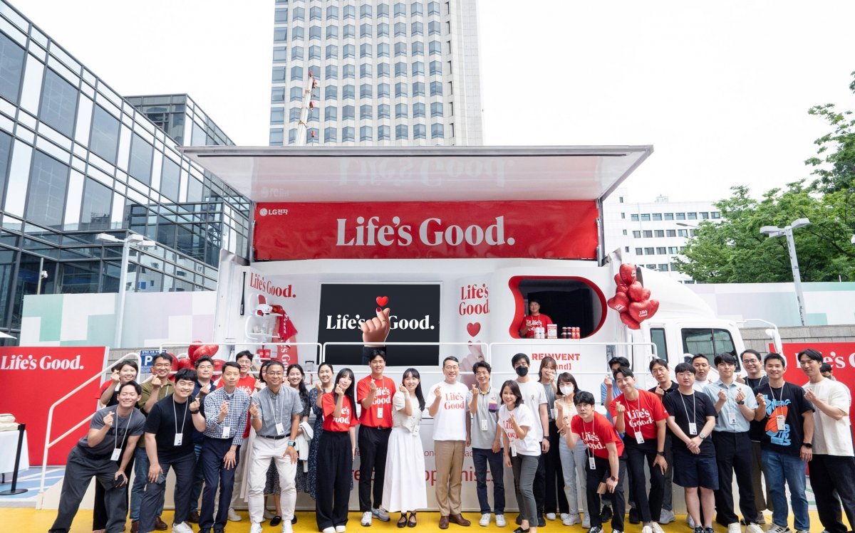 LG전자는 지난달 12일 서울 여의도 LG트윈타워에서 새롭고 역동적인 브랜드를 알리는 행사를 진행했다.  LG전자  제공