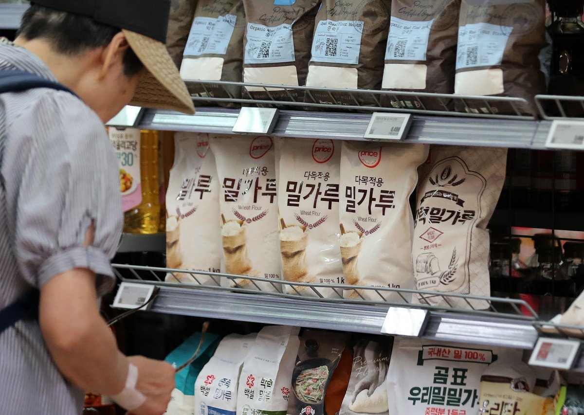 러 “흑해 곡물협정 연장 없다” 국제 밀가격 3% 급등. 서울 시내 한 대형마트를 찾은 고객이 밀가루를 살펴보고 있다. 사진=뉴스1