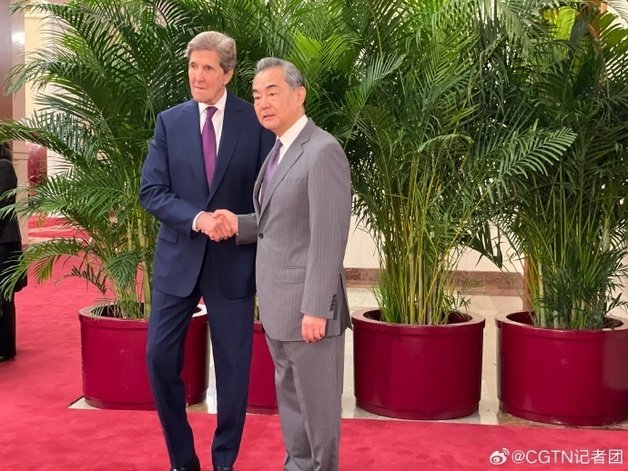 존 케리 미국 기후 특사와 왕이 중국 공산당 정치국 위원이 18일 베이징에서 만났다. 사진은 CGTN SNS 채널 갈무리