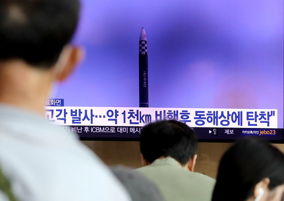 북한이 동해상으로 대륙간탄도미사일(ICBM)을 발사한 지난 12일 서울 중구 서울역 대합실에서 시민들이 북한 미사일 발사 관련 뉴스를 시청하고 있다. 합동참모본부에 따르면 고각(高角)으로 발사된 이번 ICBM은 고도 6000㎞ 이상까지 올라가 북한이 발사한 미사일 중 가장 장시간인 74분을 비행한 것으로 파악됐다. 2023.7.12/뉴스1