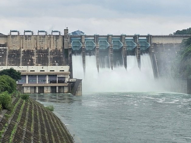 18일 한국수자원공사는 오후 2시부터 충주댐 방류량을 점진적으로 초당 1500톤까지 줄인다고 밝혔다.(수자원공사 제공)2023.7.13/뉴스1