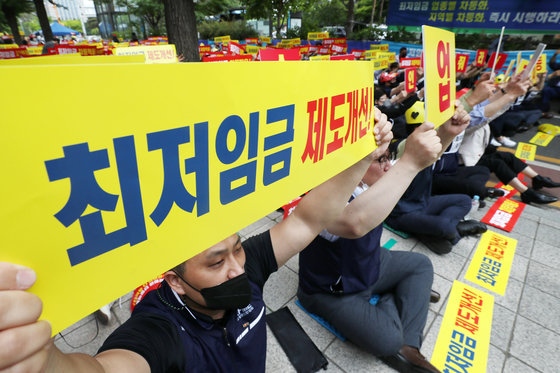 소상공인연합회(소공연) 관계자들이 서울 영등포구 여의도 국회 앞 도로에서 열린 ‘최저임금제도 개선 촉구 집회’에서 구호를 외치고 있다.