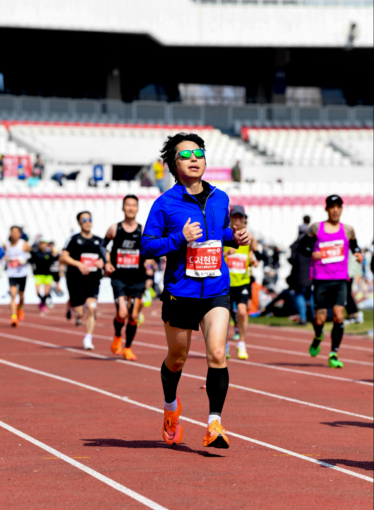 서현민 교수는 올 3월 서울국제마라톤대회에서 풀코스 도전 네 번만에 3시간 38분 18초를 기록했다. 서 교수가 결승선을 앞두고 막바지 힘을 내고 있다. 서현민 교수 제공
