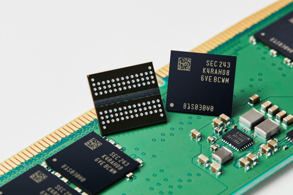 지난 5월 삼성전자가 공개한 12나노 급 16GB DDR5 D램. 출처=삼성전자