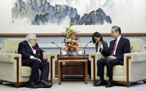 왕이 중국 공산당 중앙정치국 위원이 19일 베이징에서 헨리 키신저 전 미국 국무장관과 만났다. (사진 출처= 중국 외교부 홈페이지)