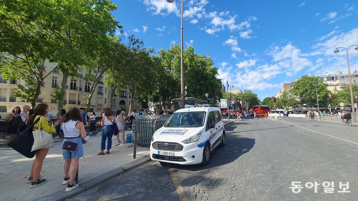 프랑스 혁명기념일인 14일(현지 시간) 기념 행사장 근처인 파리 지하철 ‘에콜 밀리테르’역 근처에서 경찰들이 안전 사고를 방지하기 위해 도로를 통제하고 차량 진입을 막고 있다. 파리=조은아 특파원 achim@donga.com