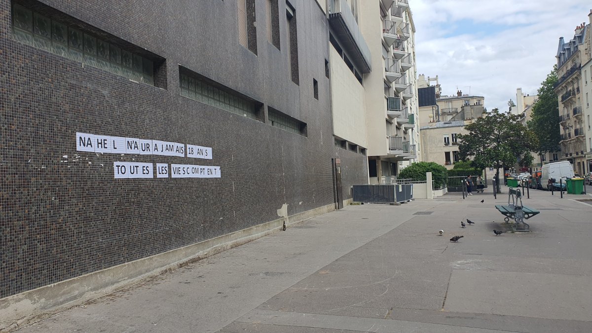 프랑스 파리의 한 건물 외벽에 ‘나엘은 (경찰 폭력으로 숨졌기에) 절대 18세가 될 수 없다. 모든 생명은 소중하다’는 문구가 적힌 종이가 붙었다.