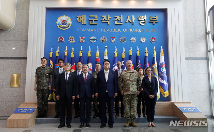 윤석열 대통령이 19일 오후 부산 남구 해군작전사령부를 방문해 기념촬영하고 있다. 앞줄 왼쪽부터 조태용 국가안보실장, 이종섭 국방부 장관, 윤 대통령, 폴 라카메라 한미연합군사령관, 카라 아베크롬비 미국 국가안전보장회의(NSC) 국방·군축 정책 조정관. 2023.07.19.