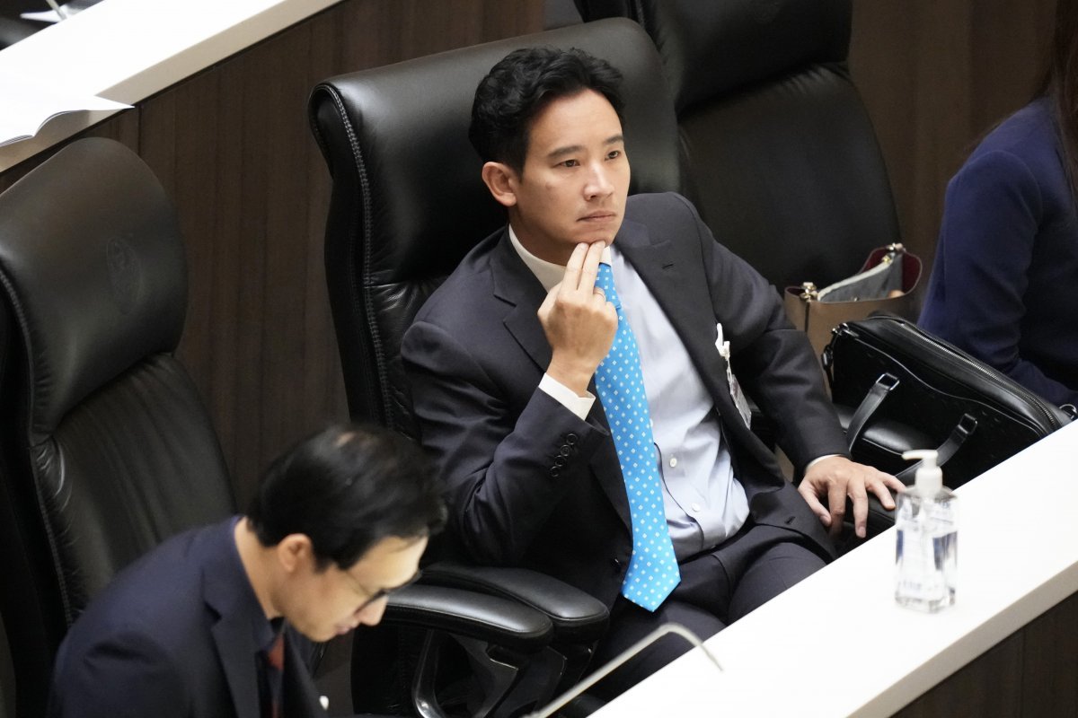 태국 총리 선출을 위한 상·하원 2차 합동 투표가 열린 19일 피타 림짜른랏 전진당 대표가 의회에서 고심에 잠겨 있다. 방콕=AP 뉴시스