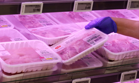 서울 시내 한 대형마트에서 마트 관계자가 닭고기를 진열하고 있다. 2023.7.10/뉴스1
