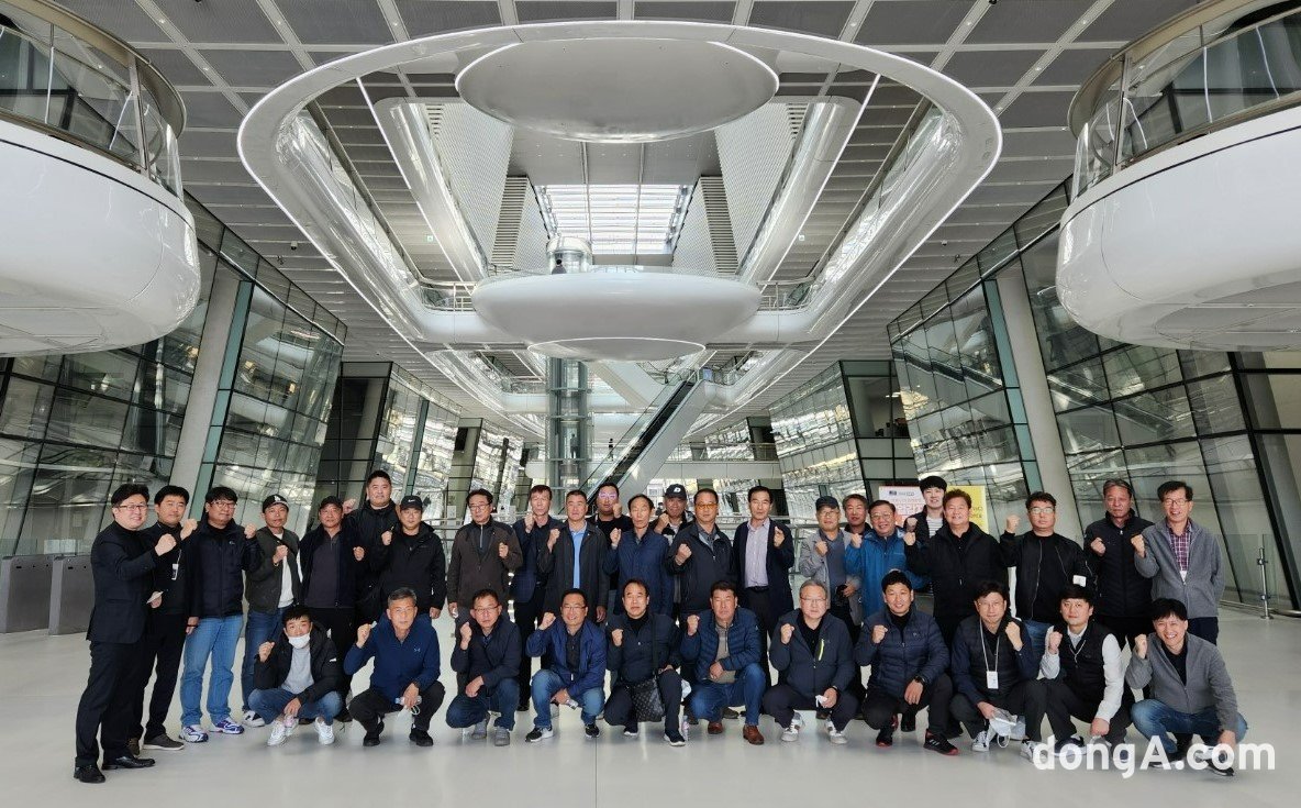 지난해 한국테크노돔에서 개최된 상용차 타이어 테크니컬 세미나 행사에 참석한 부산시내버스조합 관계자들. 한국타이어 제공