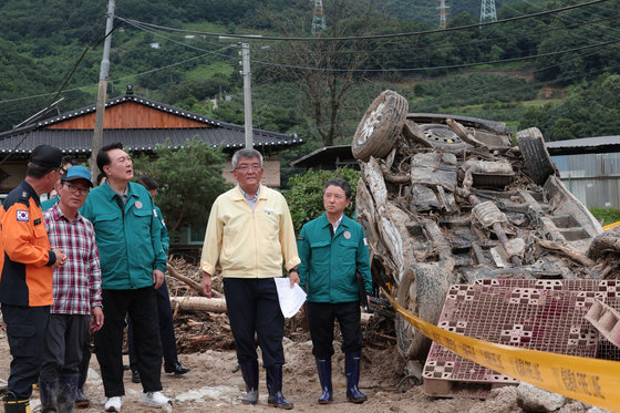 윤석열 대통령이 17일 오전 집중호우로 산사태 피해를 입은 경북 예천군 벌방리를 방문해 피해 상황을 살펴보고 있다. (대통령실 제공) 2023.7.17/뉴스1