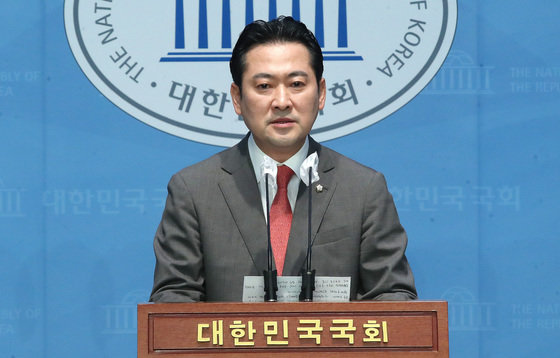 장동혁 국민의힘 원내대변인이 28일 서울 여의도 국회 소통관에서 민주당의 입법논의 동참을 요구하는 논평을 하고 있다. 2023.5.28/뉴스1