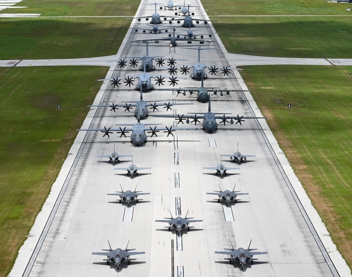 미국. 연합군 항공기가 20여대가 19일 괌 앤더슨 공군 기지에서 코끼리 걷기 훈련을 실시하고 있다. 미 공군 제공