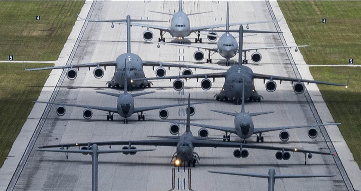 미 공군의 전략폭격기 B-52H(맨 아래)가 활주로에서 ‘엘리펀트 워크’ 훈련에 참여하고 있다. 미 공군 제공