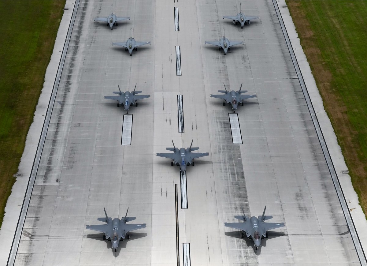 최신예 스텔스 전투기인 F-35(아래쪽)와 프랑스 전투기 ‘라팔’(위쪽 2대)이 ‘엘리펀트 워크’ 훈련에 참여하고 있다. 미 공군 제공
