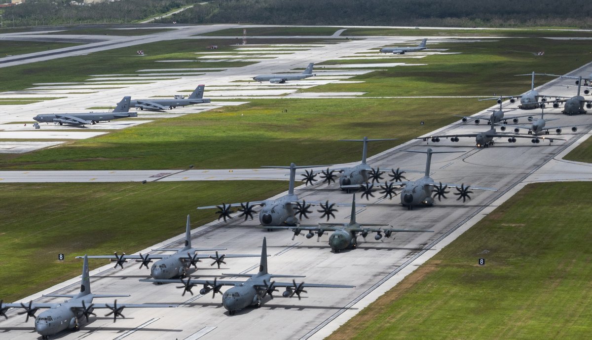 미국. 연합군 항공기가 20여대가 19일 괌 앤더슨 공군 기지에서 코끼리 걷기를 실시하고 있다. 미 공군 제공