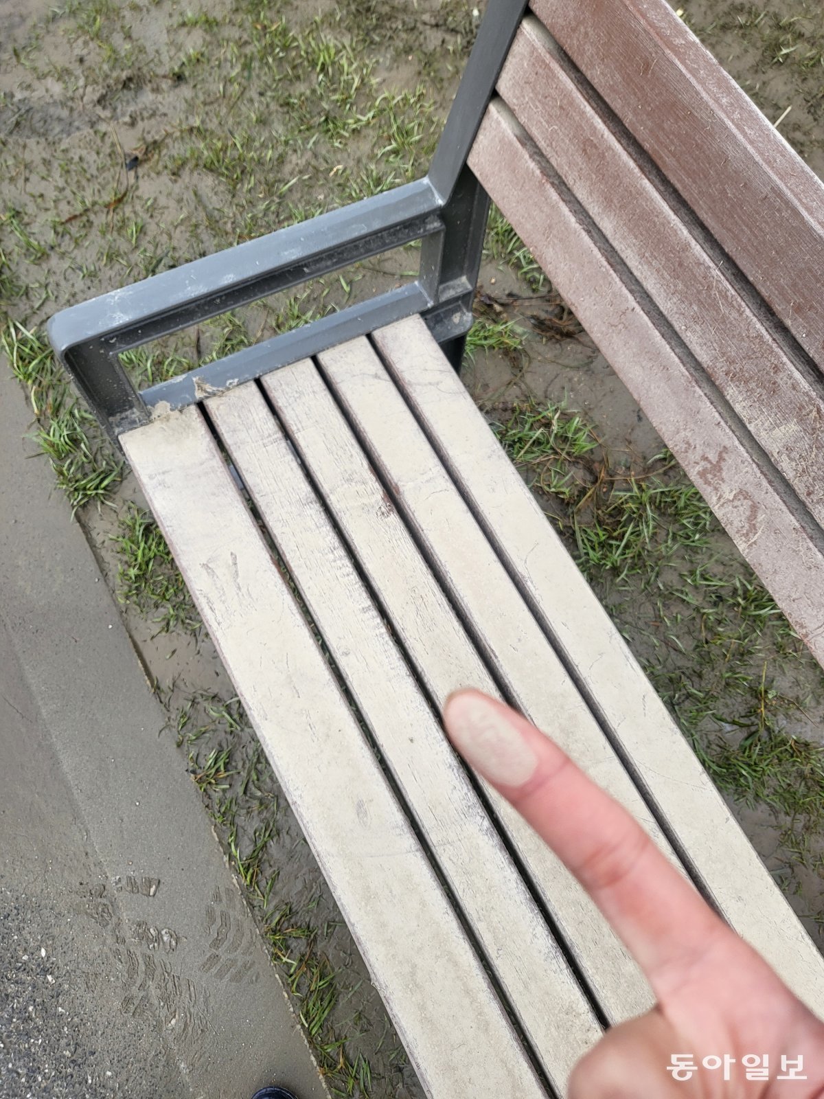 18일 서울 서초구 반포한강공원이 침수된 후 벤치에 말라붙은 흙. 손가락을 문지르자 마른 흙이 묻어났다. 이소정 기자 sojee@donga.com