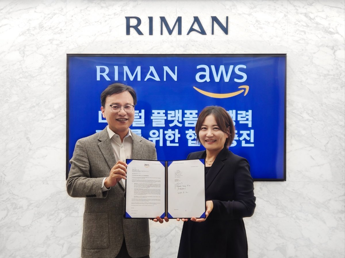 김경중 리만코리아 대표(왼쪽)와 백민자 AWS SMB 본부장이 13일 리만코리아 본사에서 ‘리만코리아 - AWS 디지털플랫폼 경쟁력 강화를 위한 협약식’을 진행하고 있다. 리만코리아 제공