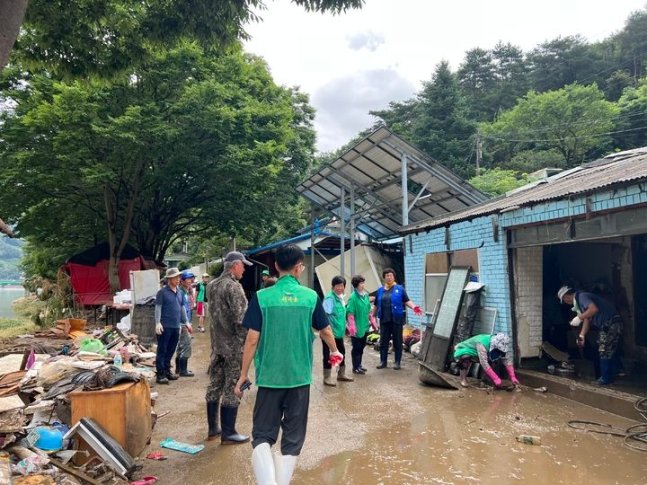 지난 17일 충주시 살미면 침수 주택에서 수해복구 작업 중인 모습. 충주시