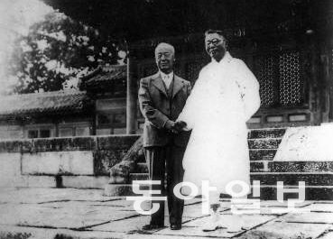 1948년 8월 15일 대한민국 정부 수립 경축식에서 손을 잡고 있는 이승만(왼쪽)과 김구. 동아일보DB