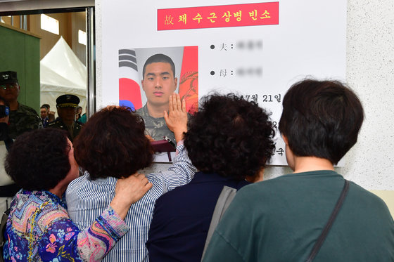 20일 오후 경북 포항시 해병대 1사단 김대식관에 마련된 고 채수근 상병 빈소에서 유가족들이 영정 사진을 어루만지며 오열 하고 있다. 2023.7.20/뉴스1