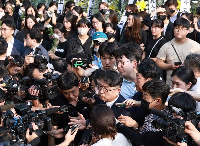 교사들 항의…  곤혹스러운 교육 차관 장상윤 교육부 차관이 극단적 선택을 한 초등 교사를 추모하기 위해 20일 오후 서울 서초구의 한 초등학교를 방문했지만 조문하러 온
 교사들의 진입을 막는 학교 측 조치로 헌화 뒤 되돌아가고 있다. 이 과정에서 일부 교사들은 차관 등 교육당국에 항의했다. 뉴시스